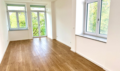 Renovated 2-room apartment located directly at Rotkreuzplatz.