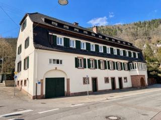 Komplett renovierte 220 qm Altbau-Doppelhaushälfte nahe Neustadt mit großem Garten