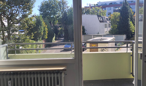 Apartment with swimming pool, sauna, and access to the S-Bahn (suburban train) and bus lines, offered by the owner. (Bidding deadline: October 26, 2023)