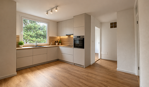 Perfect for families or shared living, this renovated 3-room apartment.