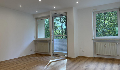 Freshly renovated 3-room apartment with a balcony – available immediately and without any agency fees.