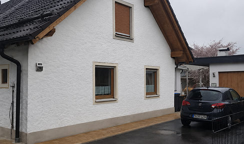 Detached house with additional bungalow for rent.