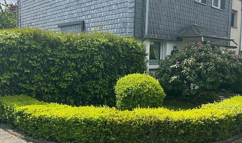 Charmantes Reiheneckhaus mit großem Südgarten, zwei Garagen und viel Potenzial – provisionsfrei