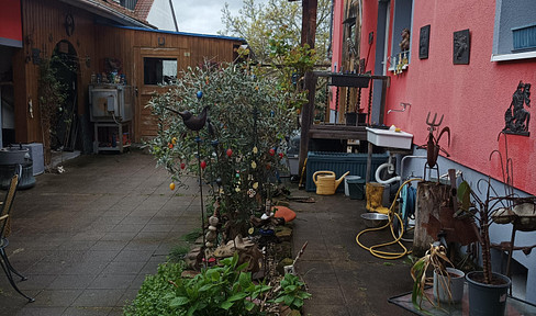 SP/Römerberg: Apartment building in a mixed residential area, quiet, modern, 9 rooms; 4 kitchens; 4 bathrooms, 236 square meters of living space, garage, garden.