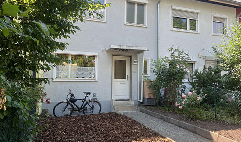 Charmantes Reihenhaus mit ausgebautem Dachboden und schönem Außenbereich - zzgl. Garage