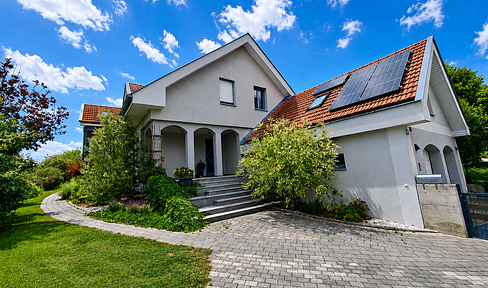 Living like you're in a private resort - Exclusive country house with a 150 m² natural swimming pond and a garden oasis.