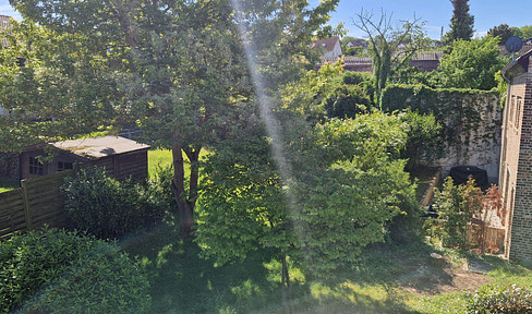 APARTMENT FOR SALE · NO COMMISSION FEES Your new home in the attic.