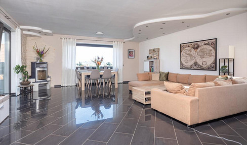 Exklusiver freistehender Bungalow mit Einliegerwohnung, Fernblick, Doppelgarage & großem Garten