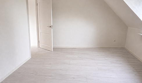 Brand-new, bright 3.5-4 room maisonette apartment with 2 bathrooms, a separate kitchen, and an attic space, located in a courtyard setting.