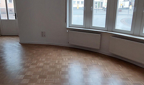 Ground floor apartment, suitable for immediate occupancy, with a private outdoor space, for rent.