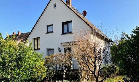Berliner Viertel. Renovierungsbedürftiges Einfamilienhaus mit Doppelgarage und 567 m² Grundstück