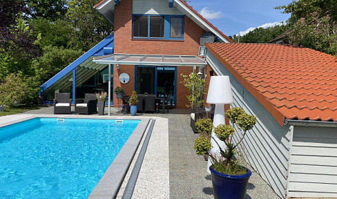 Well-maintained architect-designed house with a swimming pool, guest house, and unobstructed natural views.