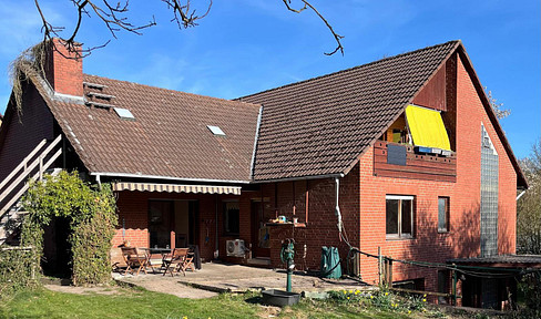 Commission-free: Large detached house with separate apartment, on a 1,600 m² plot.