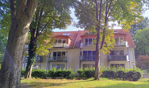 For sale: A 3-room maisonette apartment with a balcony and a parking space in a garage, located in Meiendorf, Hamburg.