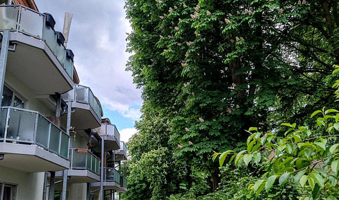 For sale: A 3-room maisonette apartment with a balcony and a parking space in a garage, located in Meiendorf, Hamburg.