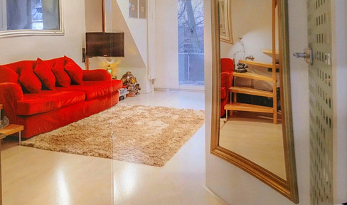 Nature and Premium Comfort: 3-room apartment, maisonette-style, with balcony, garden, and underground parking space, located in Meiendorf.