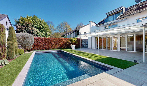 Exclusive living in a prime location – including a dream garden with a pool.