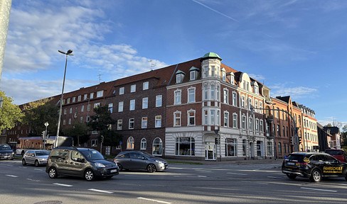 Living with history – a 3-room apartment with the charm of a traditional building, in a prime city center location.