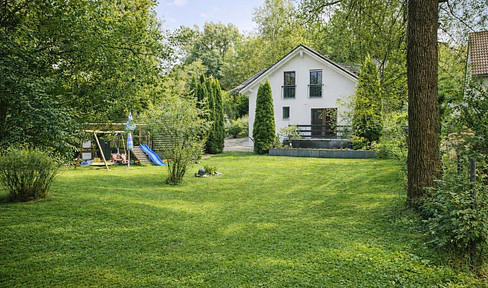 FURNITURE-FREE: Self-sufficient, energy-efficient family home in a prime location near a nature reserve (plot size: 878 m²!).