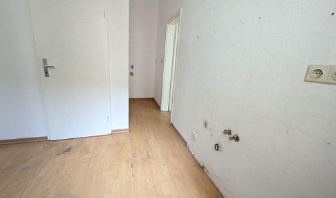 Renovated 2-room apartment in the Südstadt district of Halle.