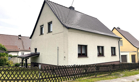 €129,900: Family home with 131 m² of living space, featuring 4 bedrooms, 2 bathrooms, and 2 garages – no commission fees.