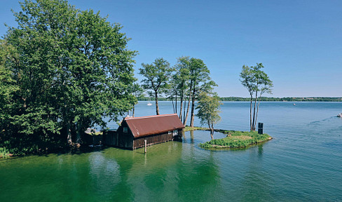 Detached boathouse with 3 boat storage spaces, located in a unique waterfront position in Schwerin.