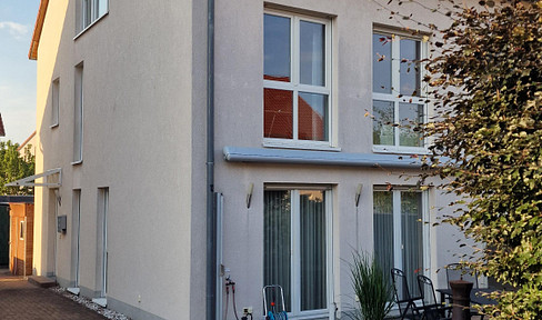 Sofort einziehen statt bauen: 5-Zi.-DHH, 140m² Wfl., 180m² Nfl., Effizienz. A, Keller, Garten, 4 PKW
