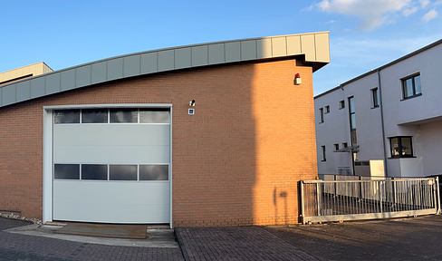 Warehouse in Hösbach – Excellent A3 motorway access – 171 m² with roller doors on both sides.