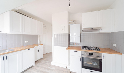 110m² attic apartment in a beautiful old building, renovated, with 4 rooms and a new fitted kitchen.