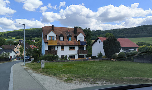 Beautiful 3-room attic apartment with panoramic views, located in a quiet area in 91238 Offenhausen.