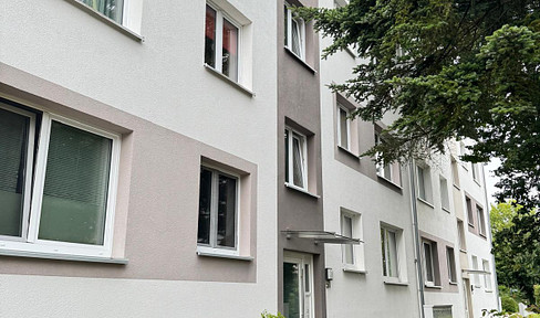 Ideal for both owner-occupiers and investors: Well-maintained 3-room apartment in Hummelsbüttel - No commission fees.