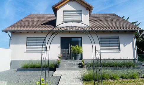 Modernes EFH in Neubauqualität (BJ 2021) mit unverbautem Weitblick, Klimaanlage und 3 Garagenplätzen