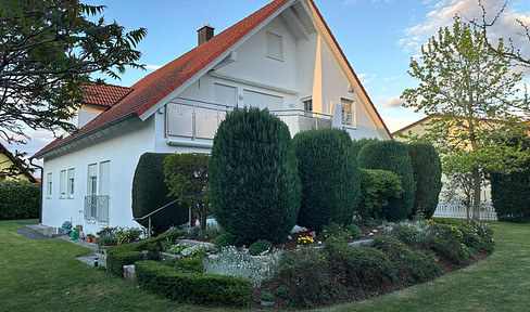 Spacious 4.5-room apartment with fitted kitchen, a terrace with a garden view, and a garage, located in Muhr am See.
