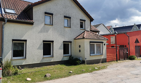"Zwergenvilla" - a charming semi-detached house with history and potential.