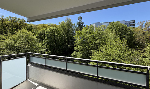 ***Directly from the owner*** Spacious apartment with 2 balconies and a wide view, located on the edge of the forest.