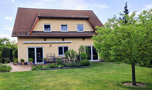 Großzügiges Einfamilienhaus in zentraler und ruhiger Lage