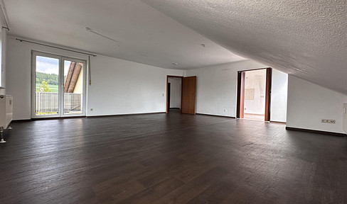 Helle 2-ZKB-DG Wohnung mit 2 Balkonen, Stellplatz & Keller in Bad Emstal-Sand