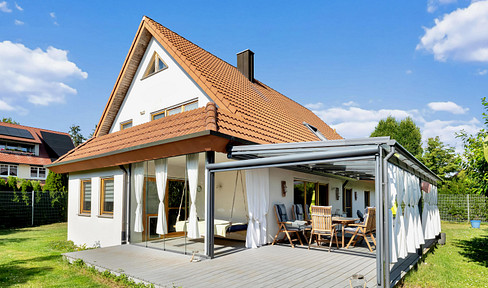 Grundsolides Zweifamilienhaus in Berglage: 223 m² Weite, absolute Privatsphäre und clevere Technik