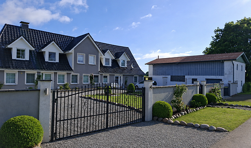 Smallholding in a secluded location, completely renovated with 2 apartments, near Flensburg.