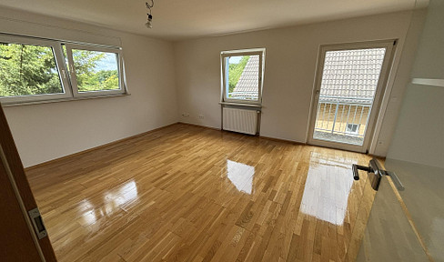 Charmante OG-Wohnung mit Balkon, hochwertiger Einbauküche und Parkplätzen