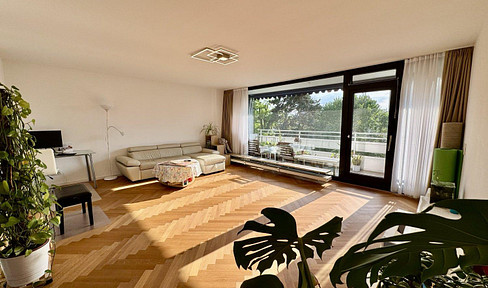 *NO COMMISSION* Bright 4-room apartment with 2 balconies in a well-maintained building.