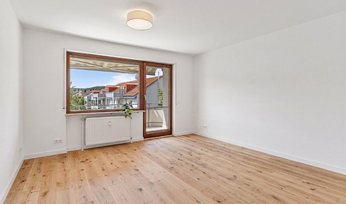 NO COMMISSION - Stylishly renovated 3-room apartment with a balcony and two parking spaces, centrally located.