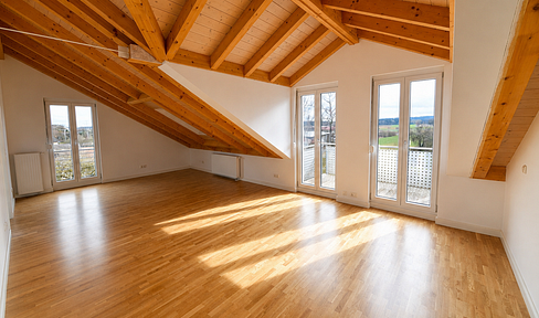Moderne Dachgeschosswohnung mit Südbalkon in 93155 Hemau
