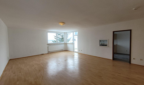 Renovated 3-room apartment with fitted kitchen.
