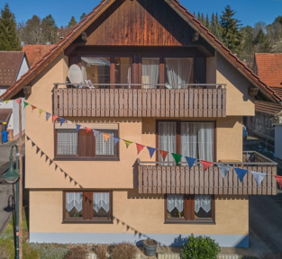 Lichtdurchflutete Doppelhaushälfte mit Balkon und Garage