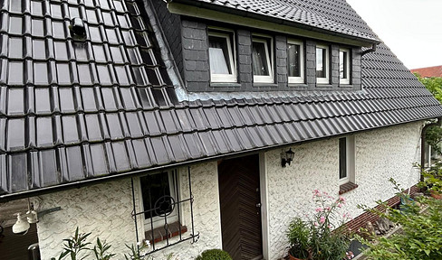 Einfamilienhaus in kühlem Garten