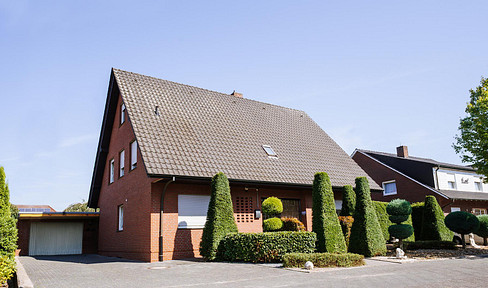 Gepflegtes Einfamilienhaus mit Einliegerwohnung, 165 qm,  900 qm Grundstück