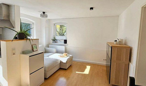Beautiful, bright 2-room apartment with a fitted kitchen and parking space in Erlangen.