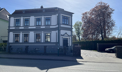 Well-maintained city villa with commercial space.