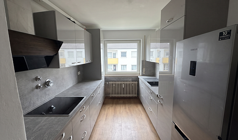 Frisch sanierte 3 Zimmer Wohnung mit Küche und sonnigem Balkon